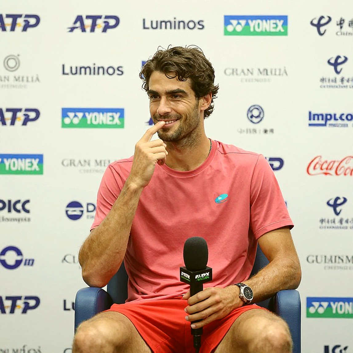 Một bản ghi mang nhãn quần vợt nhưng không có lấy một chữ quần vợt