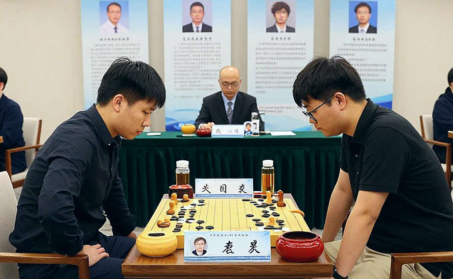 3.f6, a rare compliment and the time problem: When Carlsen met Sindarov at GCL 2026