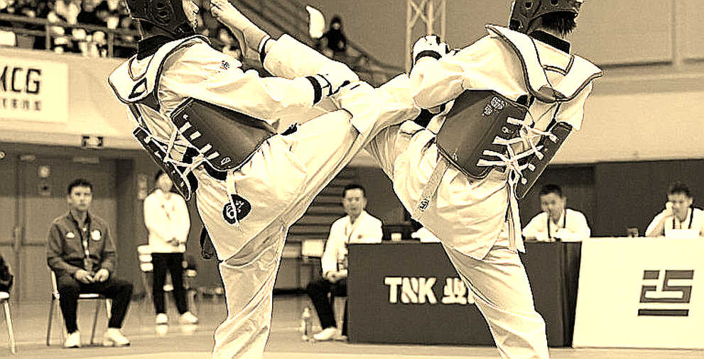Huy chương vàng kata đồng đội nữ: 5-0 trên bảng điểm và một đầu gối sưng ở phòng khởi động