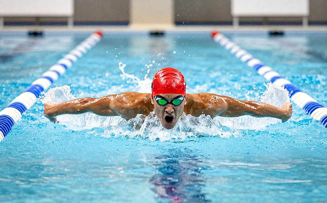 Tennessee thắng Match #6 College Swimming League: 20.95 mở màn, 45.91 vào lịch sử và cú disqualification ở vòng cuối