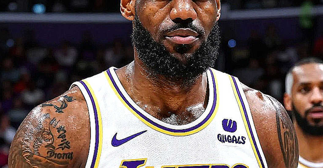 Chín chiều của một mùa giải NBA: Đọc bóng rổ từ băng ghế huấn luyện tới bàn đàm phán